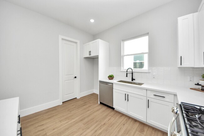 Building Photo - 4814 Cochran St