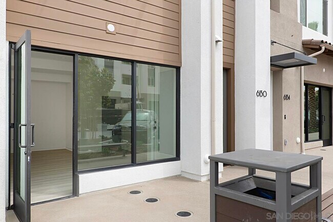 Foto del edificio - 6130 Village Way