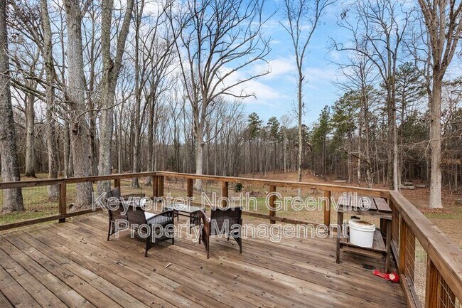 Foto del edificio - 301 Fortenberry Rd