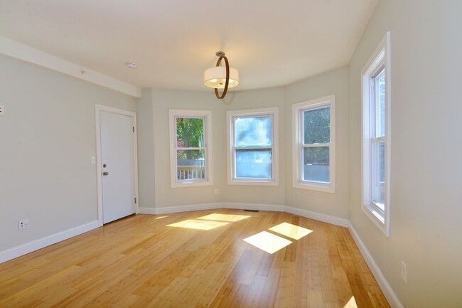 Building Photo - 3 Bedroom, 2 FULL bath with south facing b...