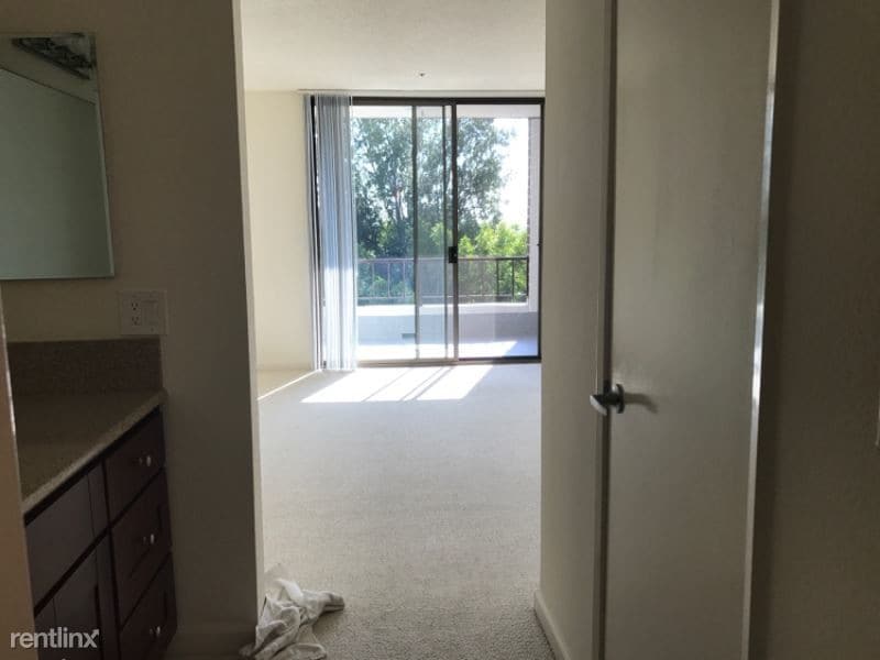 2265 S Beverly Glen Blvd, Los Angeles, CA 90064 - Room for