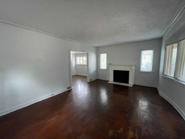 Building Photo - Huge 4 Bedroom in South East End Neighborhood