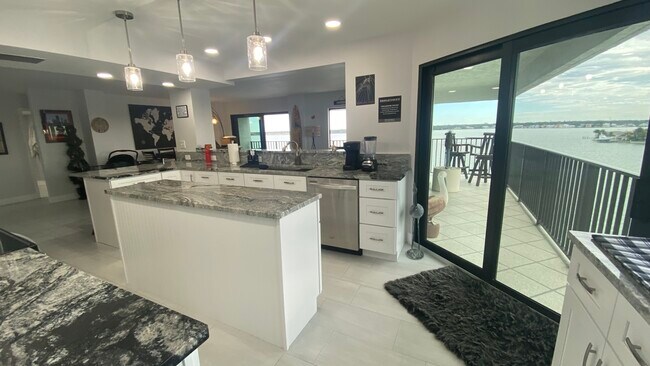 Building Photo - 240 Sand Key Estates Dr