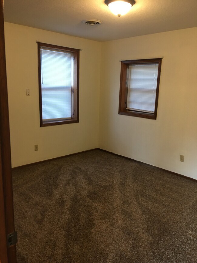 Building Photo - 829 E 9th St S