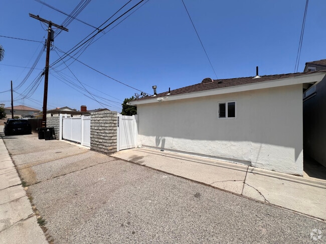 Building Photo - 9009 Monogram Ave
