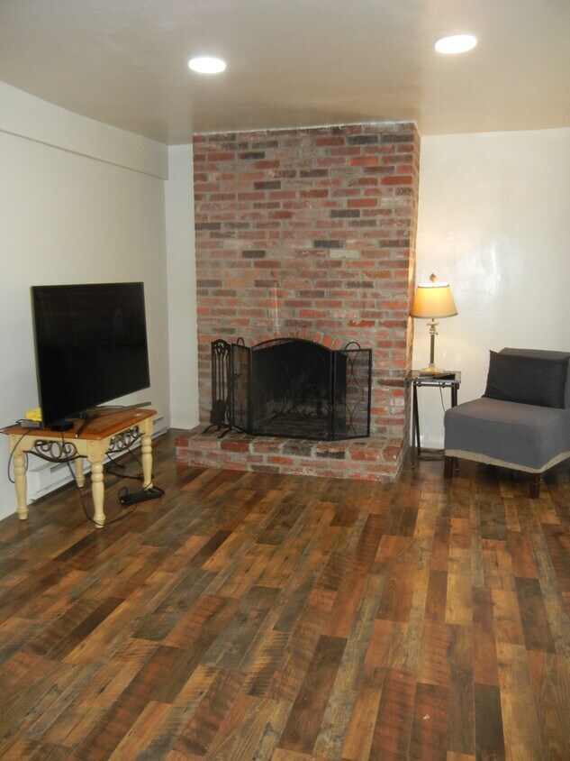 Living Rm - 700 8th St NE