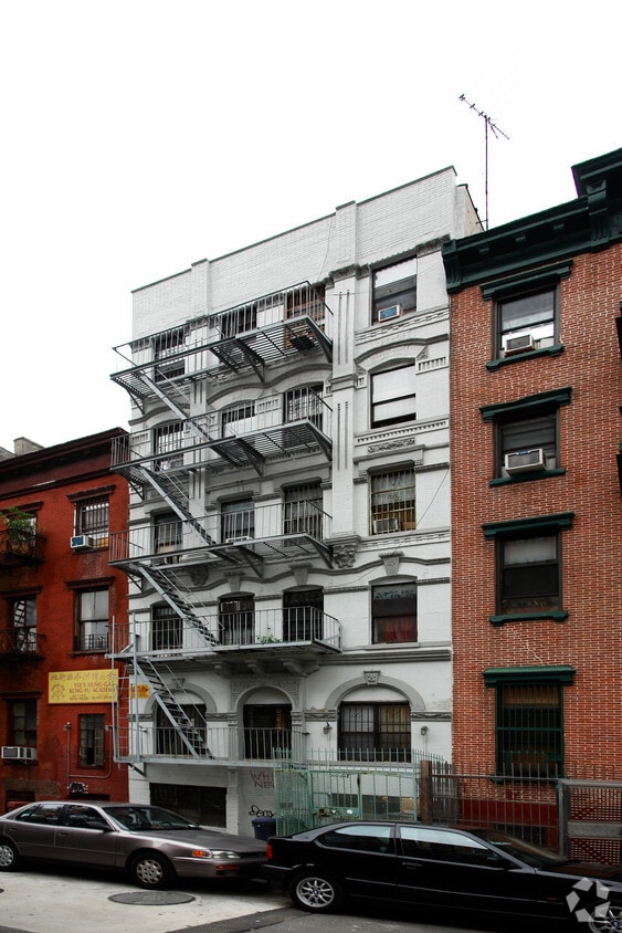 Building Photo - 199 Henry St