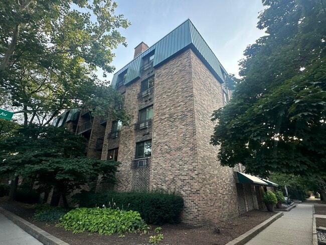 Building Photo - 401 W Webster Ave