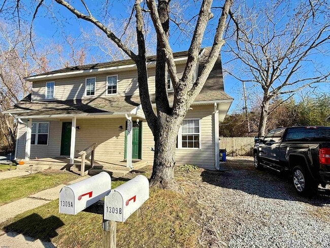 Building Photo - 1309 Matthews Ave