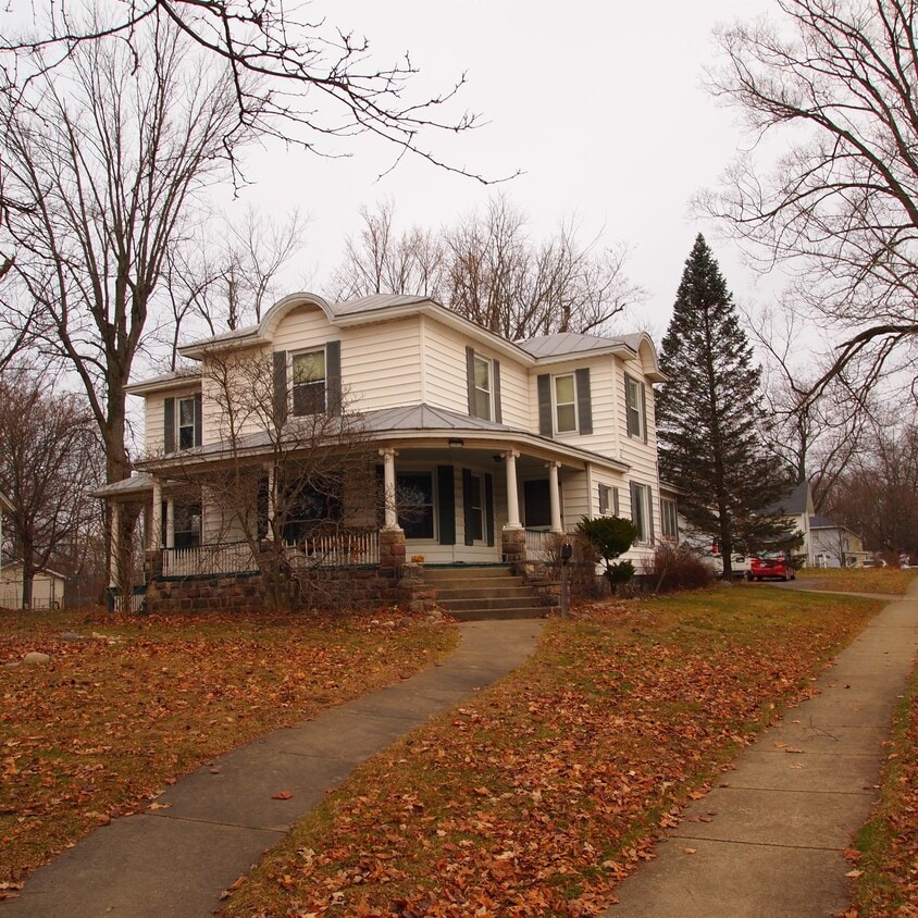 Primary Photo - 125 Oak St
