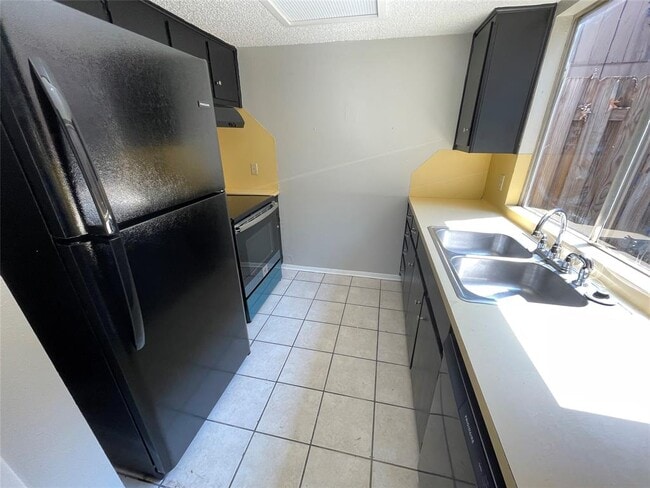 Building Photo - 10002 Rutland Village E