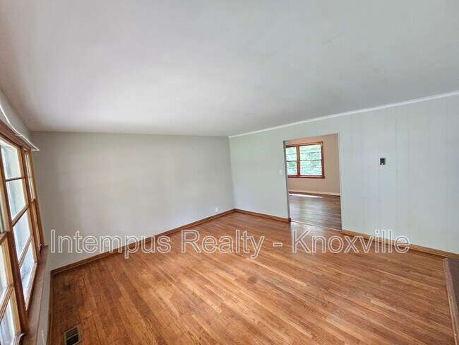 Building Photo - 2000 Nandina Dr