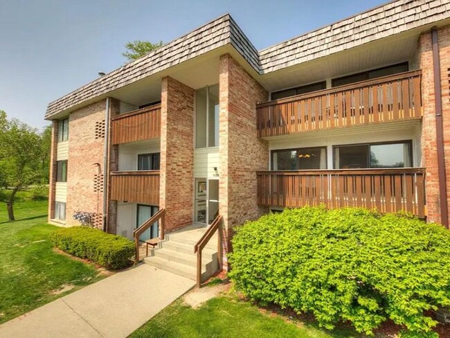 Building Photo - Spacious Two Bedroom, Two Bath Condo in Su...