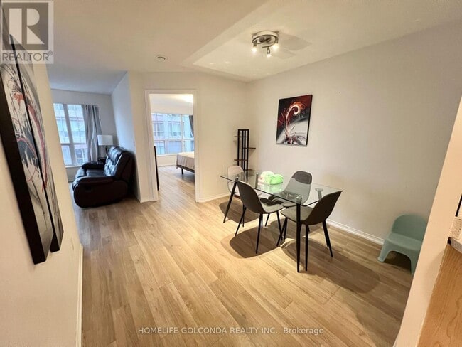 Photo du bâtiment - 909 Bay St.