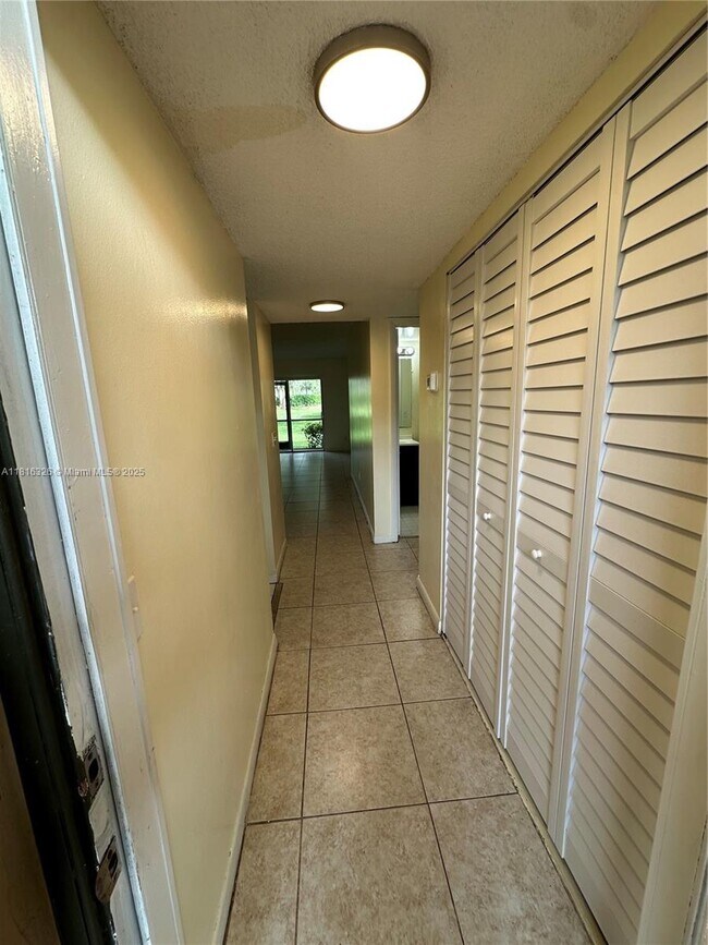 Foto del edificio - 10330 NW 8th St