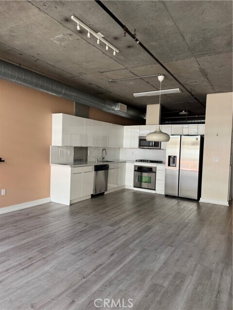 Primary Photo - 645 W 9th St