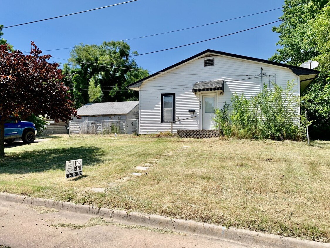 Foto principal - 2 or 3 bed/1 bath house in Indian Hills av...