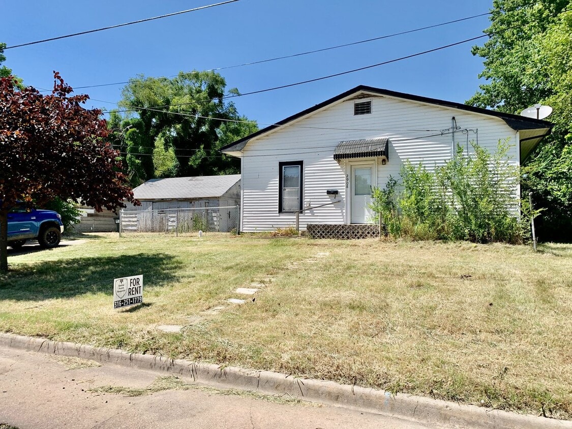 Primary Photo - 2 or 3 bed/1 bath house in Indian Hills av...