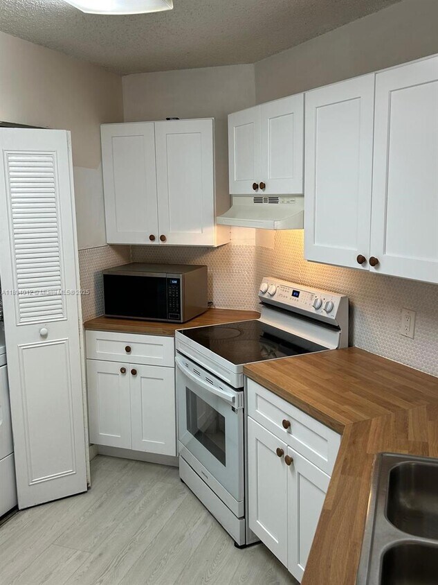 Foto principal - 6280 NW 186th St