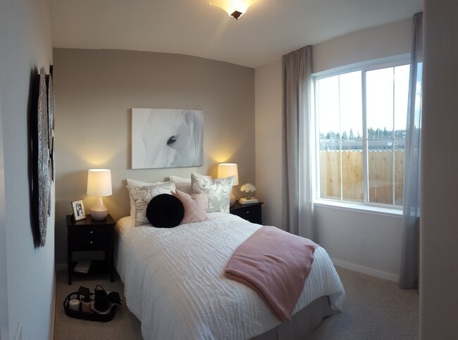 Dormitorio en la planta baja con dormitorio completo. - 1826 Yellowwood Ave