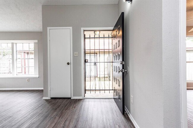 Foto del edificio - 10066 Sharpton Dr