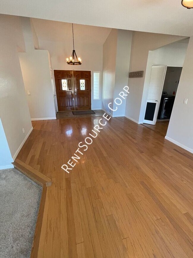 Building Photo - 3 Bedrooms and 2 Bathrooms for Rent in Wes...