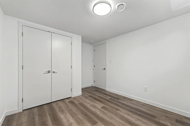 Photo du bâtiment - 15407 90 Av NW