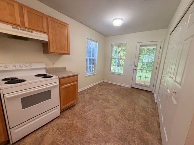 Building Photo - Beautiful and spacious! Ready for move in!