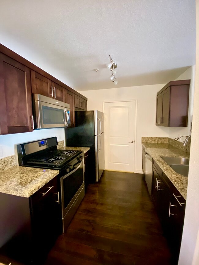 Building Photo - 950 Seven Hills Dr