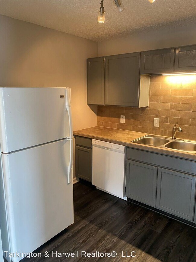 Building Photo - 2 br, 1.5 bath House - 2312 Oak Court