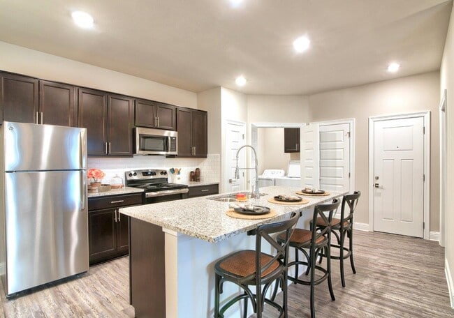 Building Photo - Silver Oaks
