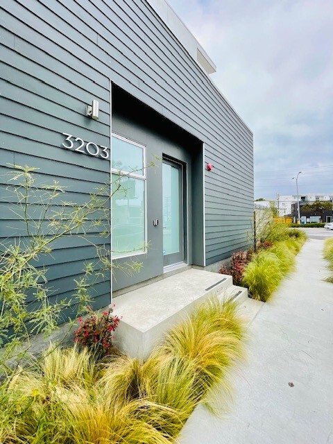 Building Photo - 3203 S Sherbourne Dr