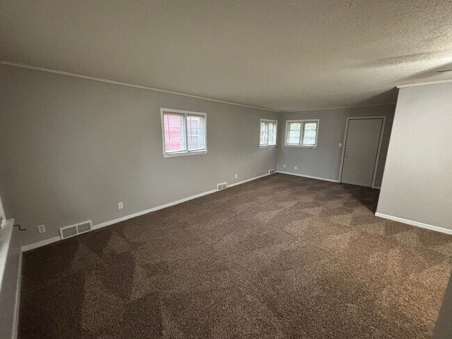 Foto del edificio - Charming 3 Bed, 2 Bath Home with Fenced Yard & Double Garage