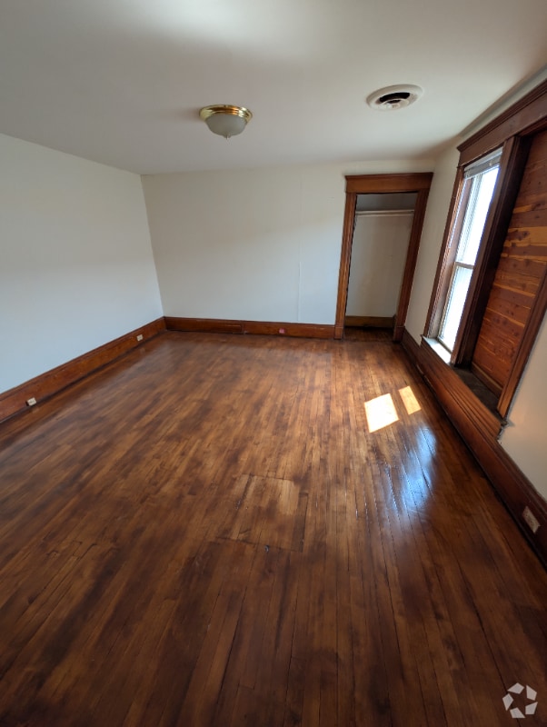 Building Photo - 324 N Dewey St