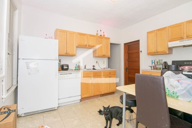 Building Photo - Desirable BU Location. Walk to School. Spa...