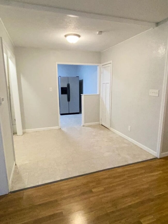 Building Photo - ~ FALL FEELS (And DEALS!) ~ 2 Bedroom, 1 bathroom West Side Apartment For Rent
