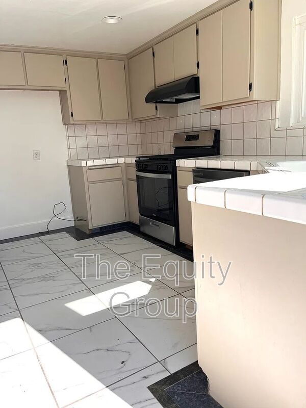 Building Photo - 303 Riverside Dr