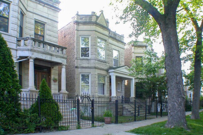 Foto del edificio - 2036 N Sawyer Ave