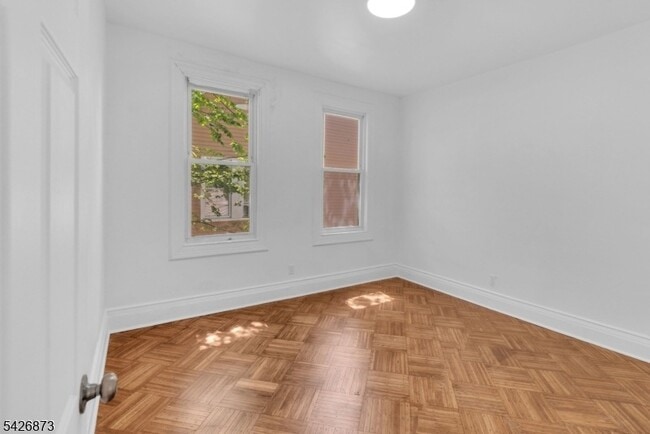 Foto del edificio - 44 Farley Ave
