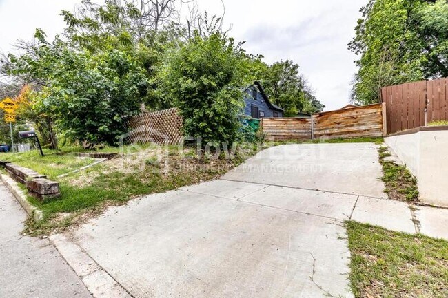 Foto del edificio - 323 E Woodlawn Ave