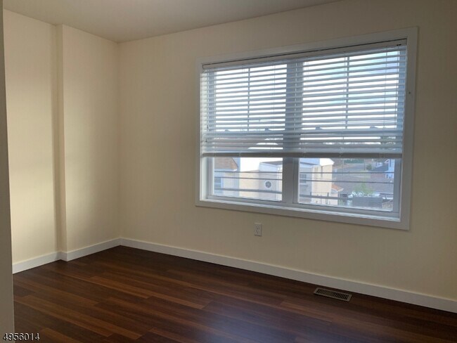 Foto del edificio - 430 Hamilton Blvd