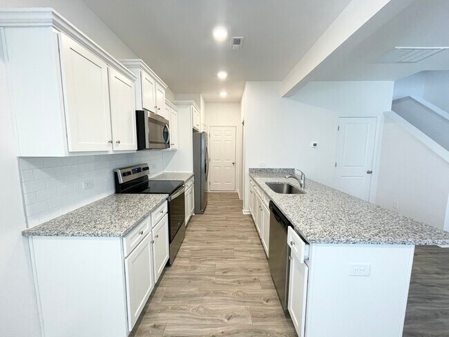 Foto del edificio - Brand new paired home minutes from freeway...