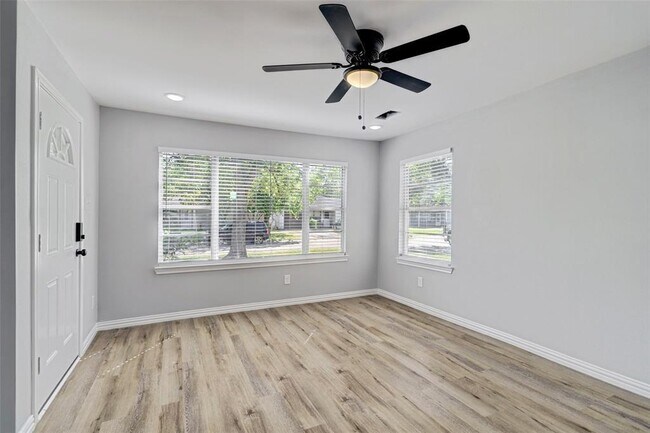 Foto del edificio - 1310 Birchwood Dr