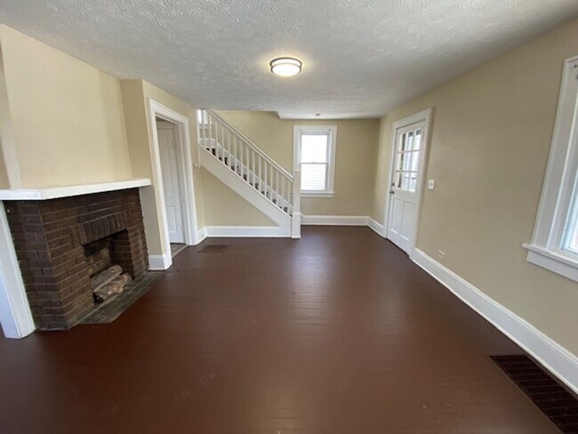 Foto del edificio - Classic 3-Bed Home with Covered Porch & Off-Street Parking