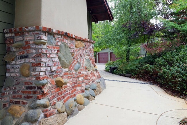 Building Photo - Don't miss this amazing opportunity to rent a higher end home nestled in the trees in the coveted...