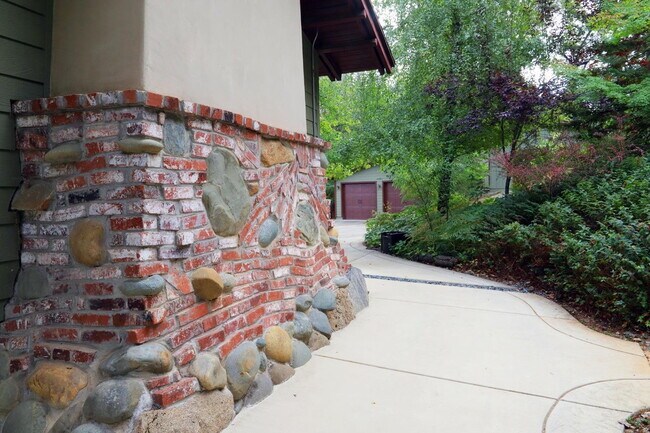 Foto del edificio - Don't miss this amazing opportunity to rent a higher end home nestled in the trees in the coveted...