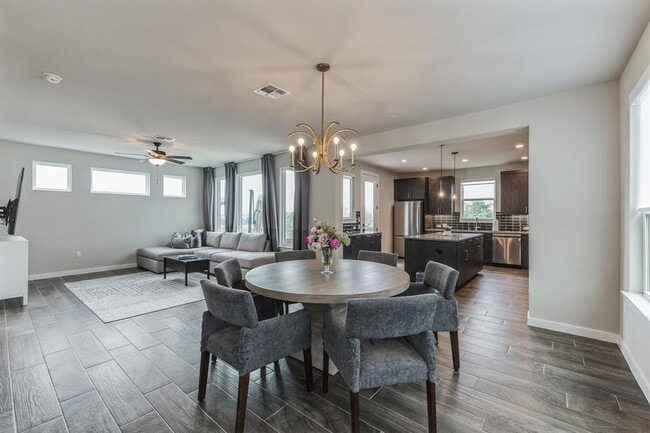 Building Photo - 9800 Evening Canopy Dr