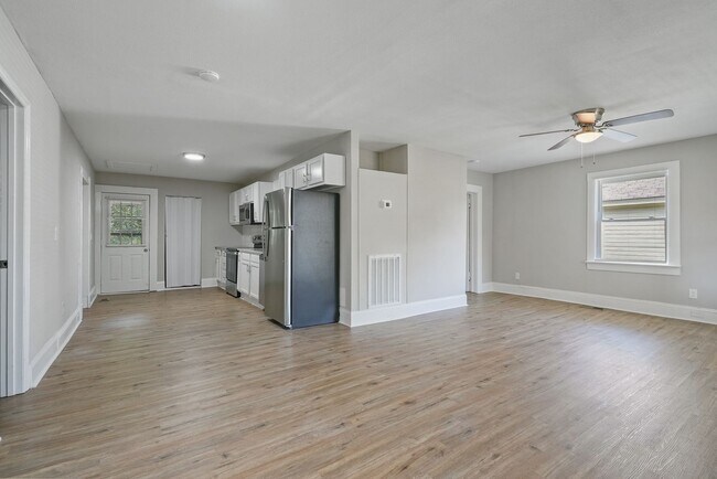 Foto del edificio - Totally Renovated 3bedroom/2 bathroom home...
