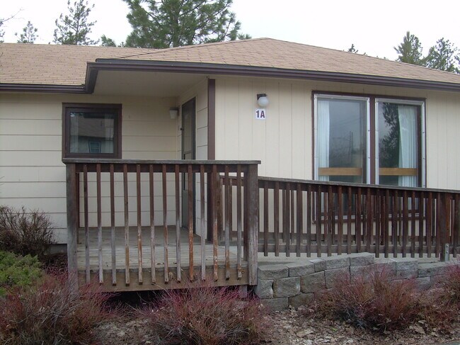 Foto del edificio - Pine Village Apartments