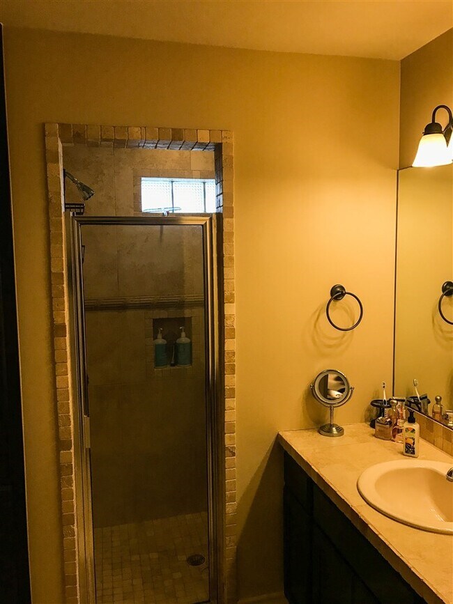 Building Photo - 1526 Belton Dr